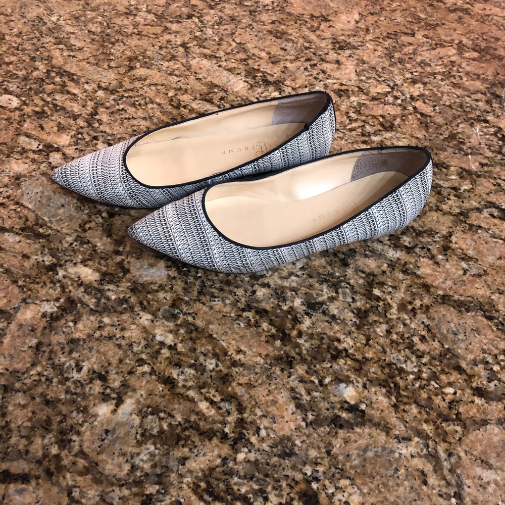 Pointed toe flats - black and white